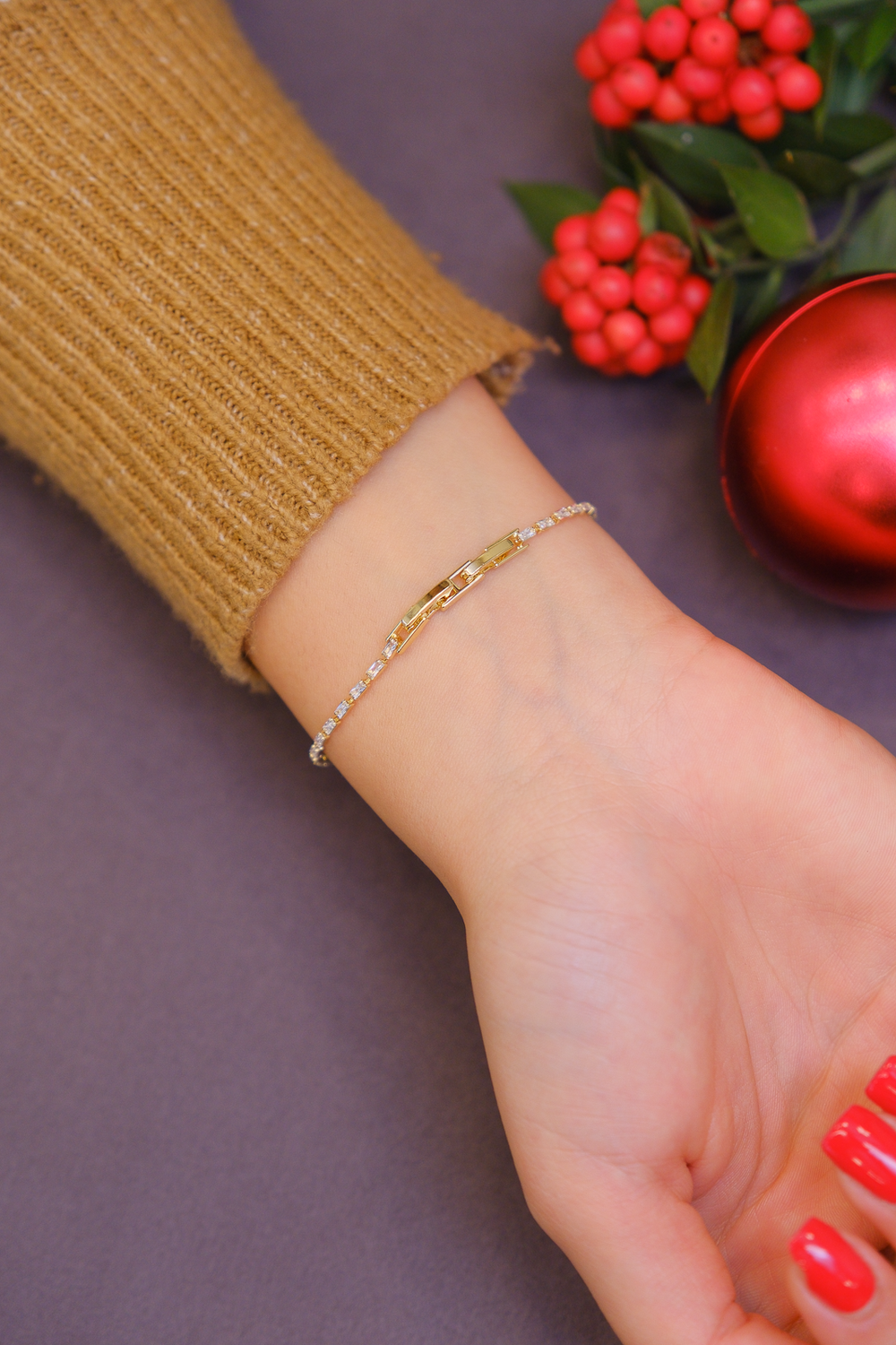 Plaka detaylı taşlı bileklik